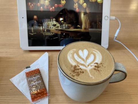 Yalin Huang - 用iPad教學， 在咖啡館上課
