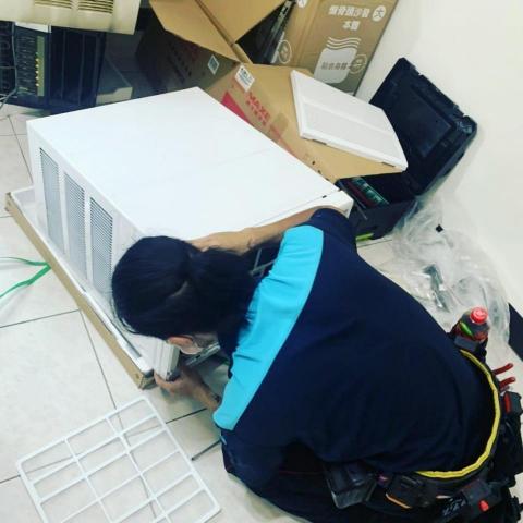 蔡謹丞 - 窗型冷氣安裝