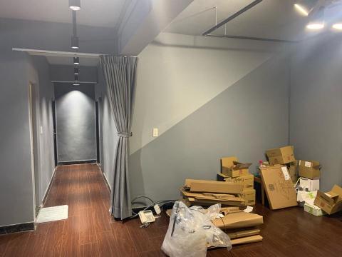 小卷油漆防水工作室 - 工作室燈光設計施工.牆面跳色無痕粉刷及塑膠地磚鋪設完成