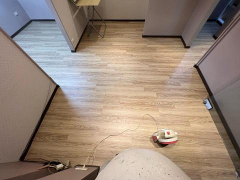 小卷油漆防水工作室 - 服飾店地面超耐磨塑膠地磚鋪設完成(牆角無接縫施工)