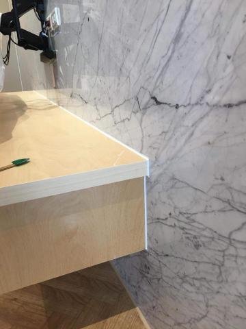 鴻藝矽利康工程 - 大理石與電視櫃接縫收邊