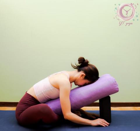 YTYOGA - 女生理期來時,可能會感到肚子悶悶的,雪還會產生腰痠的情況,我們可以利用蝴蝶式來舒緩減輕生理期的不適感.除了伸展我們的髖關節,延展我們的背部及腰部和腹部,放鬆子宮,減少痠痛,搭配一晚熱騰騰的紅豆湯,含鐵量高豐富的膳食纖維聖品!但是也不能吃太多喔!
