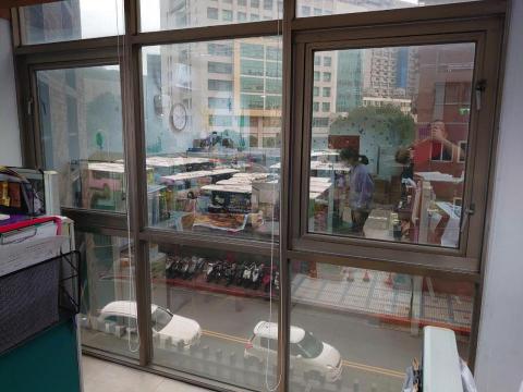 鄧先生 - 玻璃與窗框的清洗