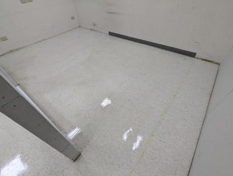 鄧先生 - 地板除膠清洗打蠟