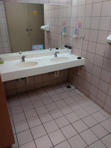 鄧先生 - 廁所洗手台以地板磁磚清洗