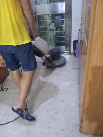 鄧先生 - 地板清洗