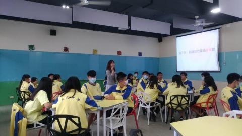 陳思涵 - 上課方式多元活潑，會考慮孩子不同的能力和個性去設計課程，不只教授物理，更重視從閱讀中培養理解能力，此圖為上閱讀理解課程的照片。（中間穿灰色衣服是我❤️）