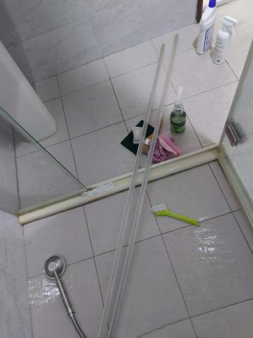 Nana居家清潔 - 清潔前&hellip;乾濕分離的膠條管子發霉也會拆下來清潔管子裡面的霉菌直到乾濕分離玻璃門管子，沒有霉菌水垢為止。