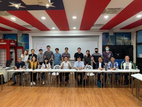 陳思涵 - 第二次公開觀課，有更多的教授入班，教學課程能串連高中和大學，培養孩子的能力。（最左邊白色上衣是我❤️）