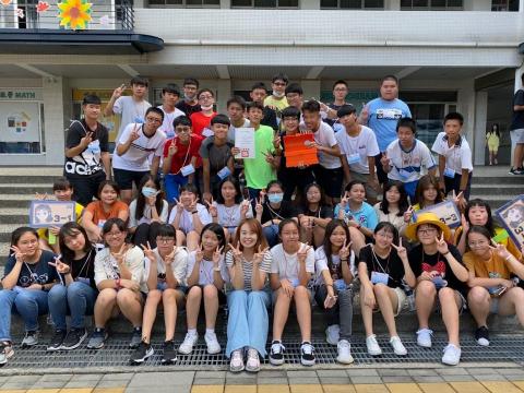 陳思涵 - 6年的導師經驗，更能了解和孩子的溝通，以及全面的輔導升學和課程規劃，受到學生的信任和喜愛，此為新生訓練的合照。（正中間條紋上衣是我❤️）