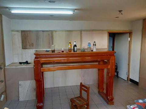 專業漆匠 - 隔間補土神桌染色施工中