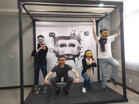 周尚誼 - 2020亞東劇團面具活動背板現場實體圖