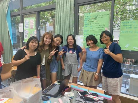 陳思涵 - 積極參與校內外的進修，包含各種跨領域課程，培養自己對課綱和課程的了解，以及課程設計，此為參加清大課程設計的培訓研習。（左二穿墨綠色外套是我❤️）