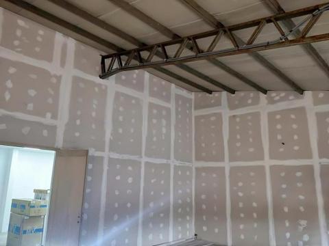 專業漆匠 - 隔間補土施工中