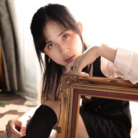 提供模特兒服務的專家d03131912蔡子涵