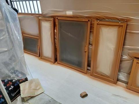 專業漆匠 - 窗框噴漆中