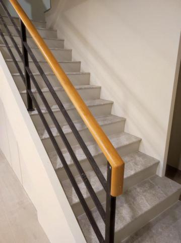 樓梯扶手及超耐磨地板 - 