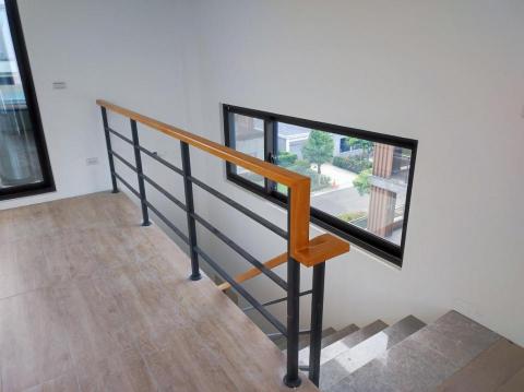 樓梯扶手及超耐磨地板 - 