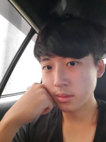 提供線上家教服務的專家謝文松