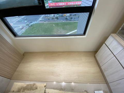 吉禾工程行 - 住家窗戶邊使用SPC區隔為假陽台 吉禾工程行 - 住家窗戶邊使用SPC區隔為假陽台