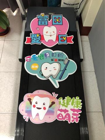 JE廣告設計工作室 - 手拿打卡板