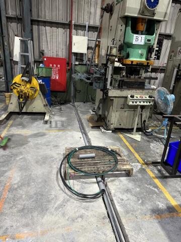 阿堯 - 工廠新進機台預埋管路風管和專用插座