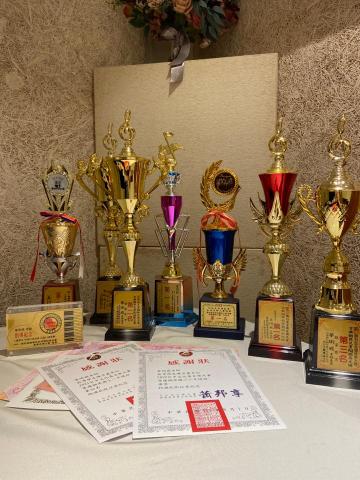 🎹威威老師音樂工作室 - 學生比賽得獎的教師指導獎盃們