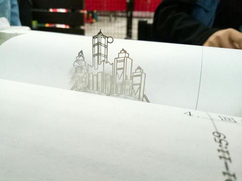 蔡語喬 - 人生複本票卡─設計理念
首先金屬的質感能夠很細膩的表現都市叢林的冷，但夾在由文字複印而成的名為書的複本當中，又能感受到文字的溫度。