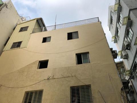 王琮勛 - 外牆防水塗料裂縫處理後