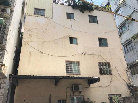 王琮勛 - 外牆防水裂縫未處理前