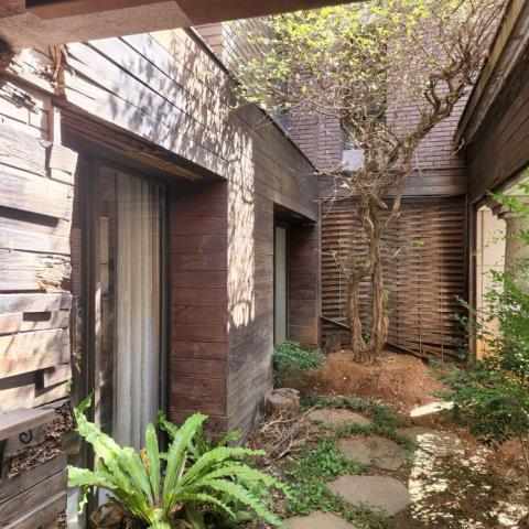 A+淘蟲師-正欣環衛 - 白蟻防治(圖04)
今早場勘桃園某千萬裝潢豪宅遭白蟻入侵，發生時間約2年，入侵點在底層露台，已侵入室內地板及天花板並往上層發展，需進行白蟻防治工作，安排近日施工(施工)圖03