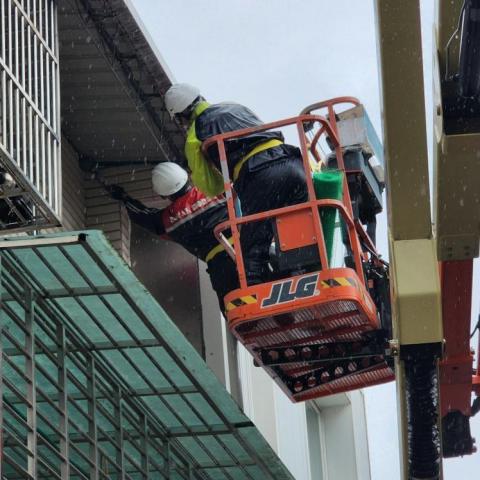 A+淘蟲師-正欣環衛 - 老鼠防治
冒雨強攻，精實的團隊。
台北市松山區某豪宅遭老鼠入侵有2年多了，不知找了幾N家除蟲公司及所謂滅鼠專家，花了不少鈔票，問題仍然無法解決，一年四季不論寒暑，老鼠家族天天晚上進屋開Paty，吵得屋主夜不能眠、精神快崩潰，最終找到A+淘蟲師，經雙方溝通施工流程，取得共識後，於今日開工，一役定江山，驅逐鼠輩，收復失地!
歡迎現正面臨鼠患困擾的朋友，來電咨詢~