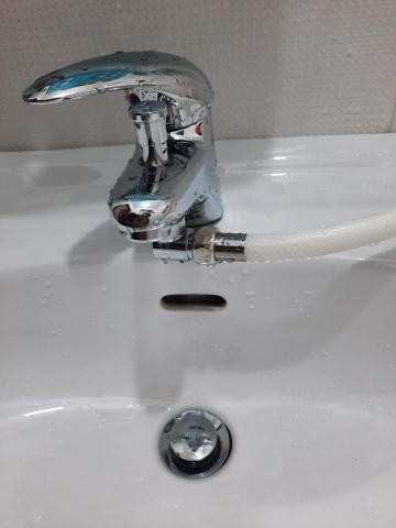 謝來成 - 安裝洗臉盆水龍頭,  排水管阻塞更換