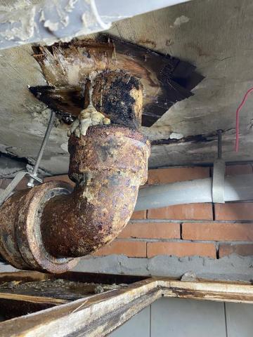 凌克裝修工程有限公司 - 糞管鏽蝕地面漏水