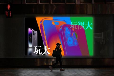 ting - ?平面設計?

新款機型上市時
從日常的海報到手機的訊息
宛如雪花般地映入眼簾?

在這些五彩繽紛的廣告中
唯獨有著測彩奪目且富有風格的設計
才能讓消費者停下來多看幾眼
並且留下深刻的印象?

?聯絡資訊?
✉️  jyongting@gmail.com
也?私訊粉專