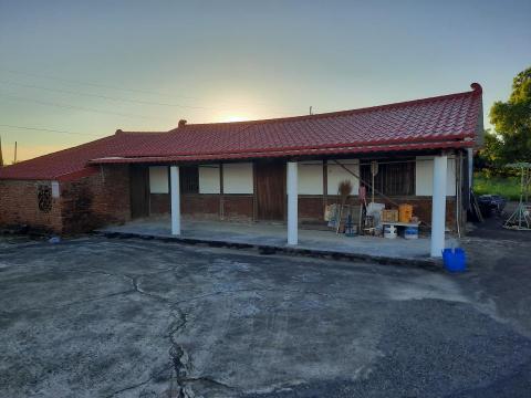 謝來成 - 安裝鐵片琉璃瓦屋頂