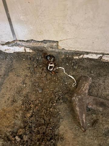 凌克裝修工程有限公司 - 老舊水管鏽蝕漏水造成背牆壁癌及樓下天花壁癌