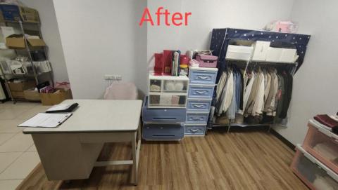 居家整理收納師 淑玲 - 大主臥整理後~動線調整，把貨物寄送區集中在最左邊，靠近房門口方便貨物寄送搬運，中間為書桌辦公區，右手邊為服飾穿搭區。