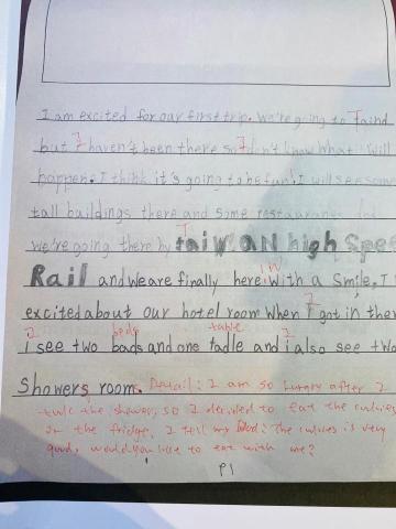 Rise Up English Tutoring - 三年級公立學校學生，用英文寫她的旅遊故事，她運用寫作技巧：放大字母及標點符號，來加強吸引讀者的關注。這是一篇敘事手法的文章，開門見山告訴讀者，她從台北出發去台南，及記錄在旅遊中的一切。紅色字為我要求的細節範例。這是第一頁，總共3頁。