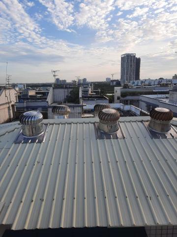 謝來成 - 鐵皮屋更換,安裝散熱球傳統香菇頭造型的通風球便是利用這種原理，藉由熱空氣上升與外界氣流的吸力，越靠近屋頂溫度越高，來帶動排風扇的渦輪旋轉排熱，或在無風時，使熱空氣上升來驅動渦輪旋轉排熱