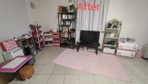 居家整理收納師 淑玲 - 大主臥整理後~動線調整，把生活用品區集中在最左邊，電視兩旁為包包精品區，看電視時還能欣賞自己的精美包包。