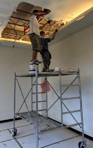 穩事達實業社 - 新店碧潭路(1樓大廳天花板漏水)____木工拆除施作。 穩事達實業社 - 新店碧潭路(1樓大廳天花板漏水)____木工拆除施作。