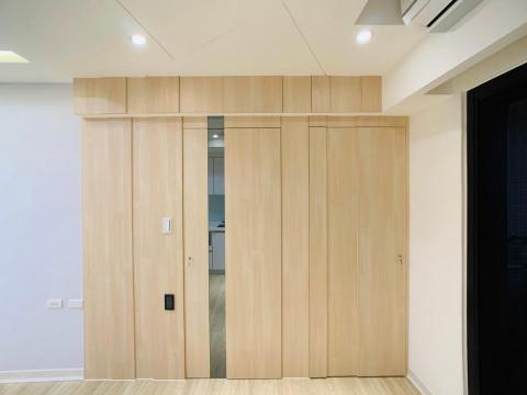 張櫻瓊 - 新成屋16坪|隱藏門與造型天花 (系統板+灰鏡) 張櫻瓊 - 新成屋16坪|隱藏門與造型天花 (系統板+灰鏡)