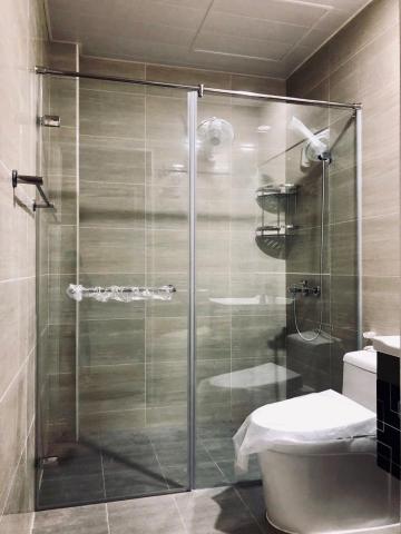 隆得玻璃室內裝修 - 標準180度一字型乾濕分離(內推)
*使用台製不鏽鋼防潮鉸鏈/拉桿及高品質磁吸止水條。
*使用道康寧浴室專用防霉矽利康。
