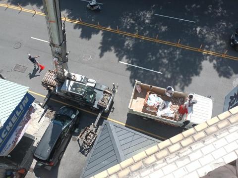 富安拆除工程 - 申請路權後，隔天聯絡吊車，以及清運土屎事宜。