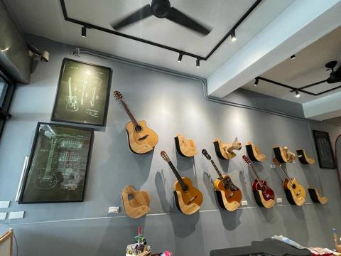 王瀗民 - 樂器行吉他架安裝