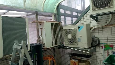 鴻展冷氣工程 - 現場外機保養中