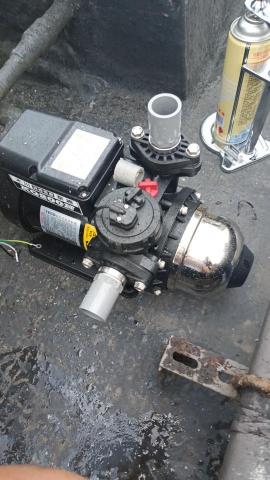 鴻展冷氣工程 - 客人定的加壓馬達，安裝中