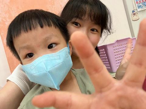 鄭傢云 - 只找得到小小孩的合照：）