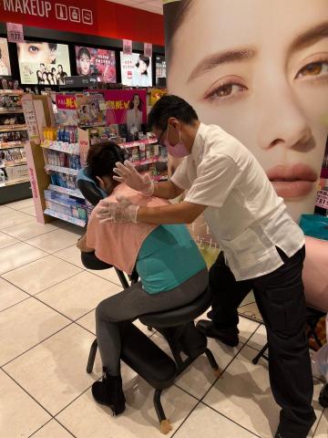 陳師傅 - 111/10/15佳麗寶專櫃/VIP肩頸按摩